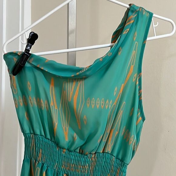 FINAL Touch Dress  - Picture 2 of 8